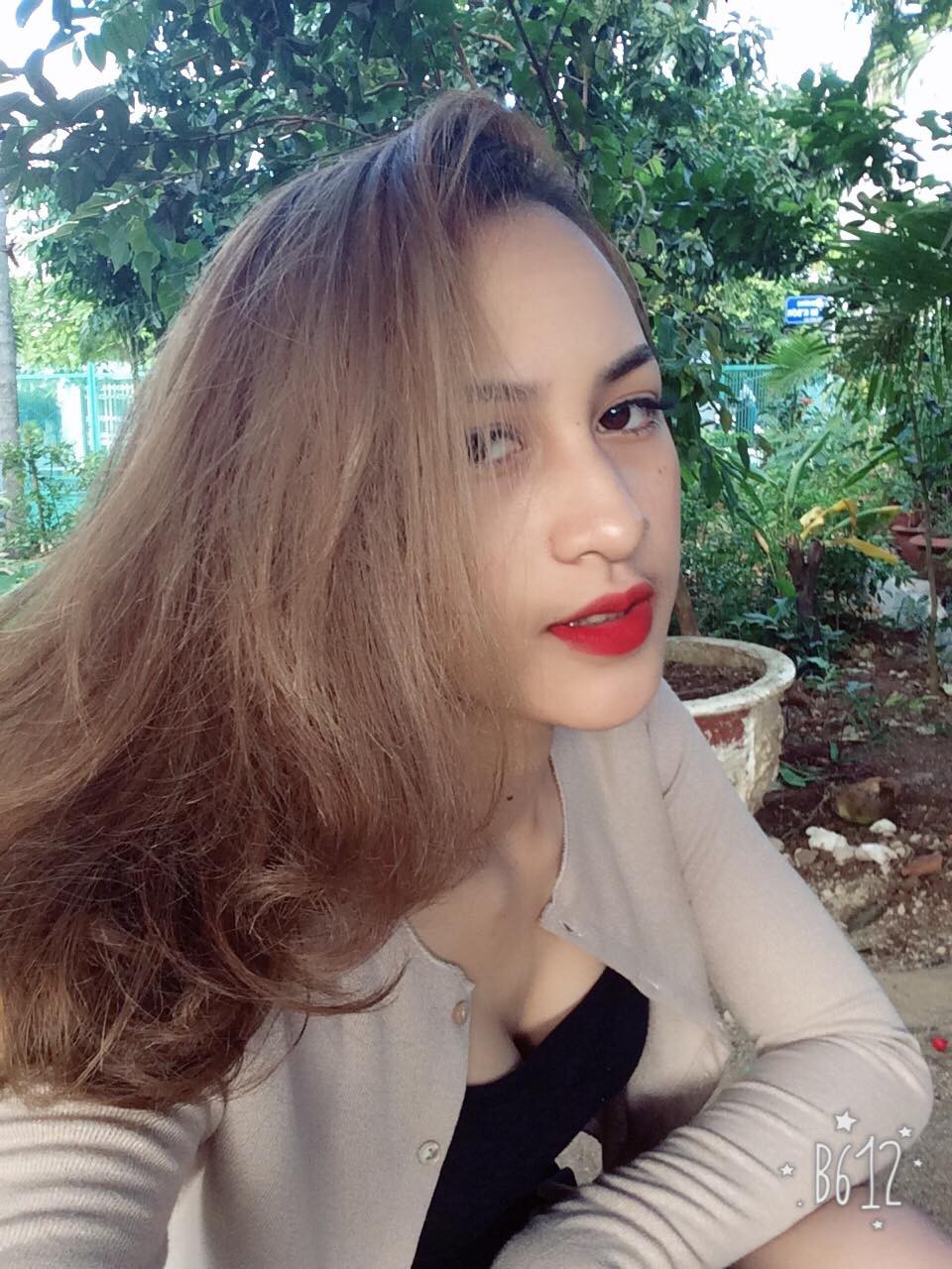 Loạt ảnh đời thường hút mắt của nhóm thiếu nữ Ê Đê bê tráp đang cực hot